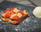 Pain brioché aux fraises et aux pommes